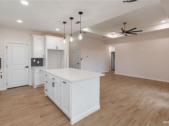 4th image of 320 Hope Dr