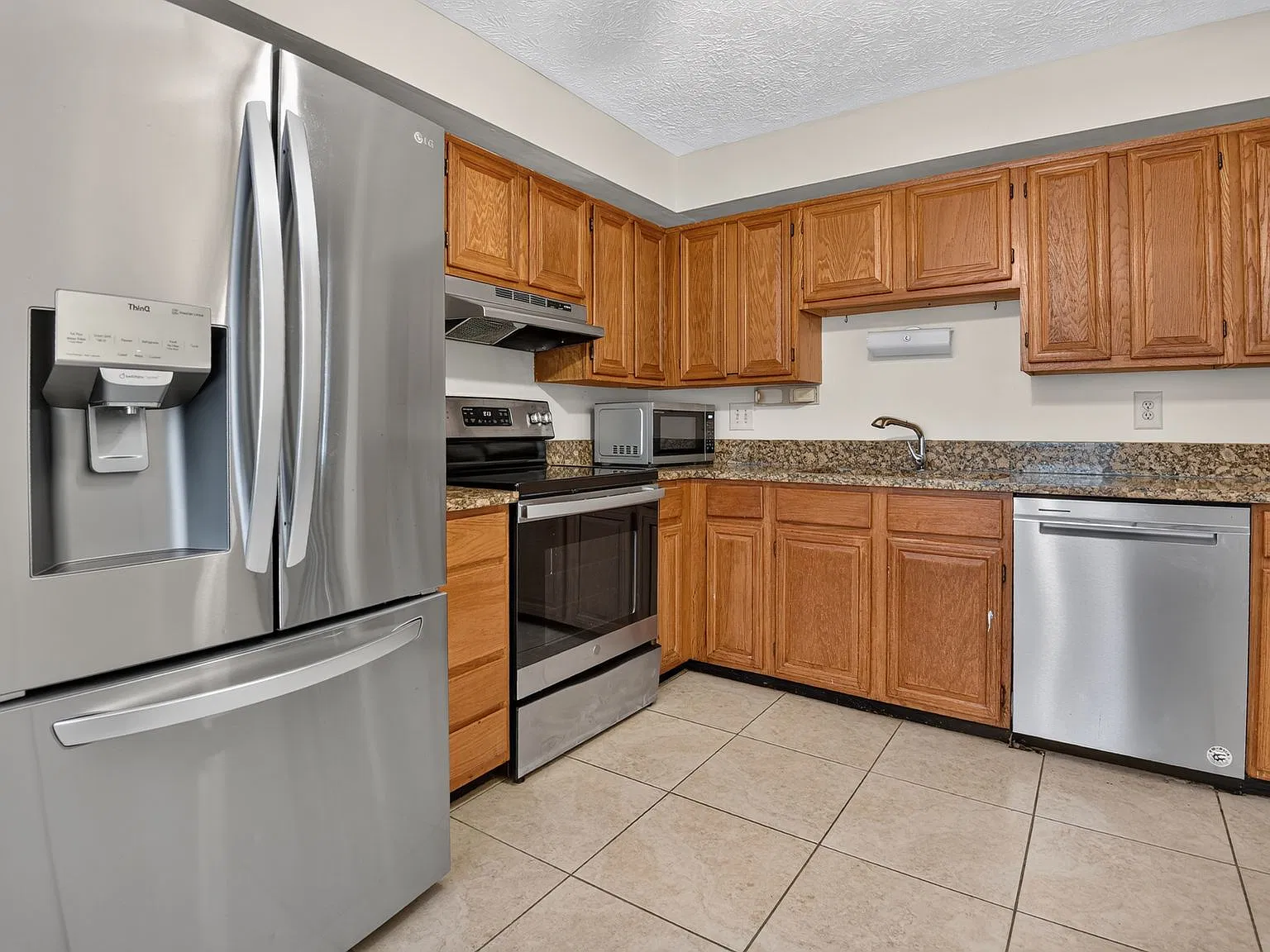 3 bed, 3.5 bath, 1600 sqft, $3,200 — Photo 2