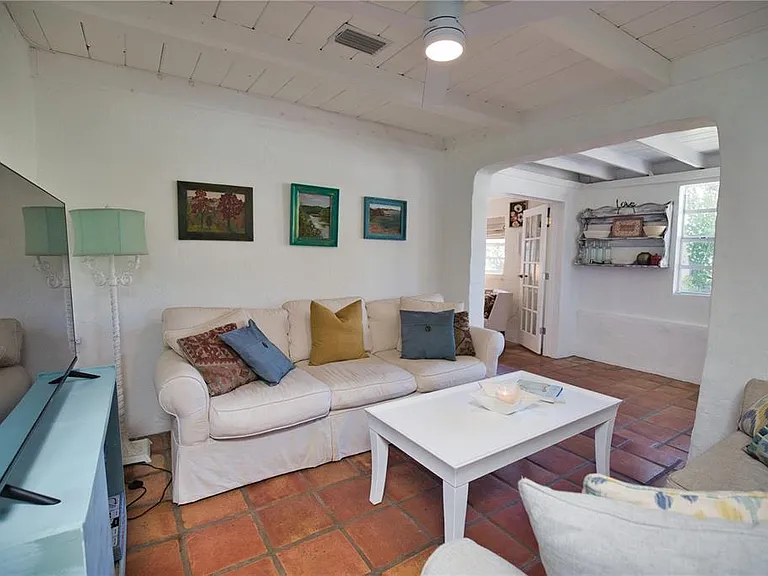 650 Edwards St — Photo 17