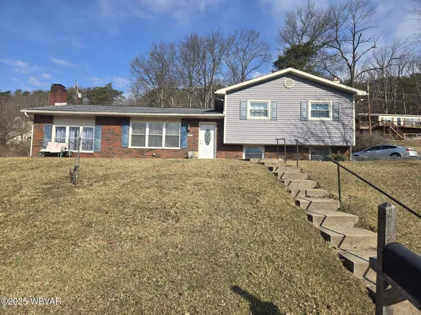 37 Pineview Dr, Lock Haven, PA 17745