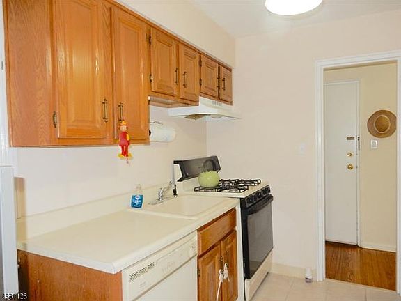 4th image of 349 Bloomfield Ave #84