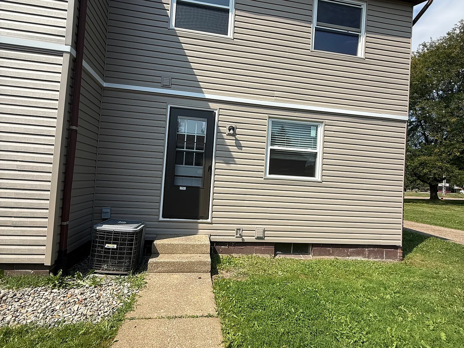 3 bed, 1.5 bath, 1650 sqft, $1,300 — Photo 2