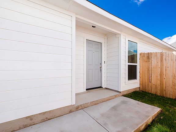 4th image of 105 Crescent St