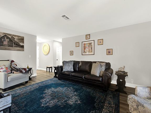 3rd image of 292 Yellowstone Drive