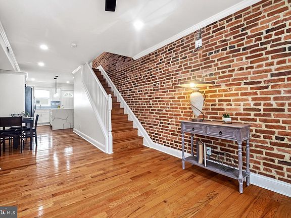 2nd image of 404 N Robinson St
