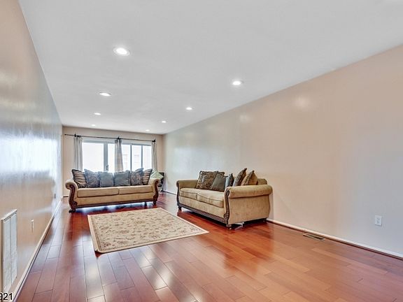 3rd image of 308 Ventnor Ct Unit 308