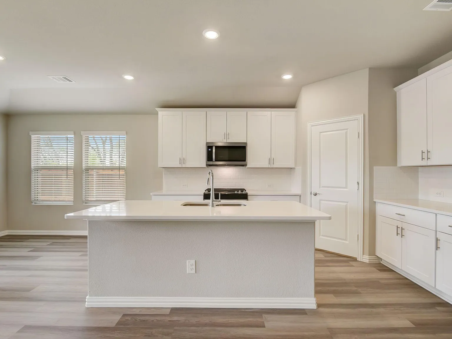 4 bed, 2260 sqft, $2,125 — Photo 3