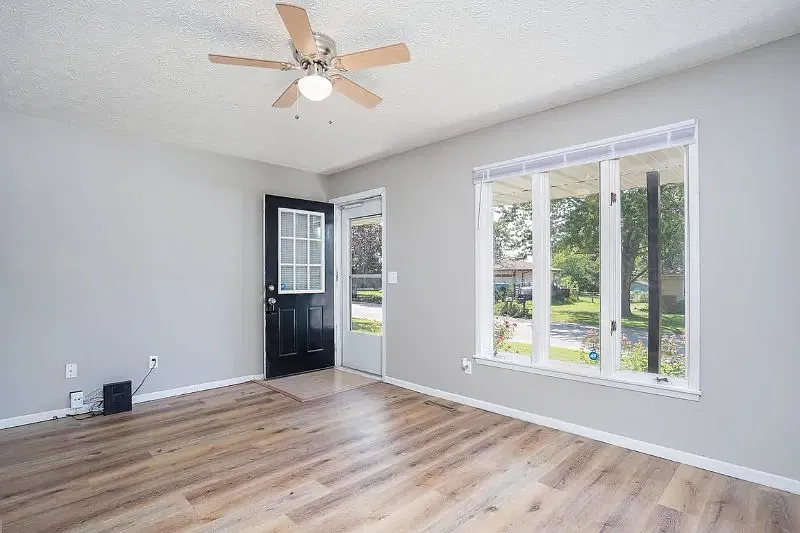 3 bed, 984 sqft, $1,600 — Photo 2