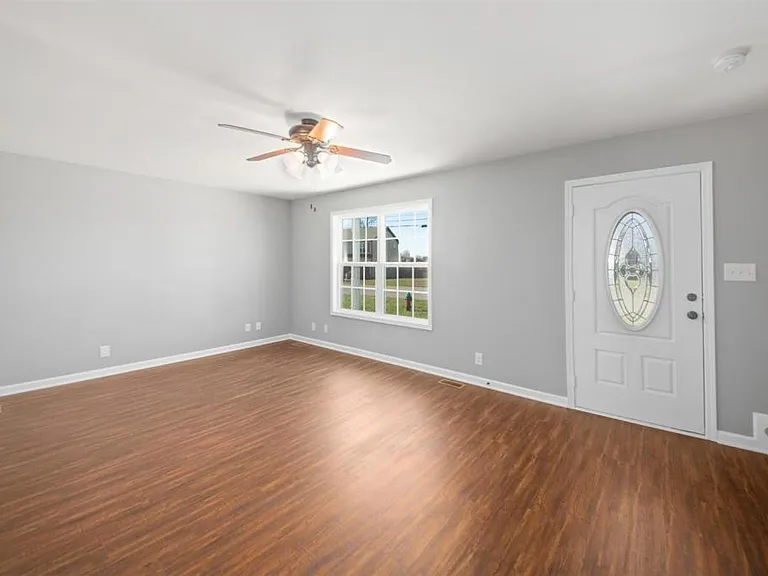 1413 Jenny Ln — Photo 6