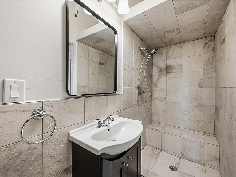 5302 Saxon Dr #1/2 — Photo 21