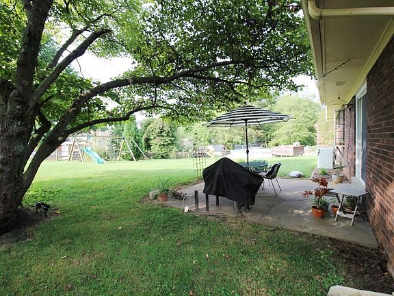 3rd image of 8033 Chestnut Dr