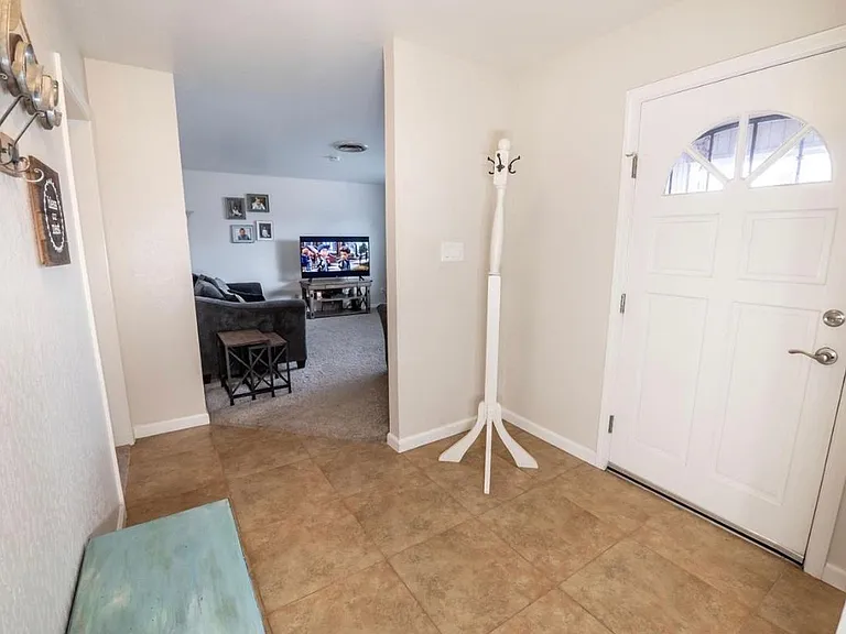 210 Canterbury Ave — Photo 4