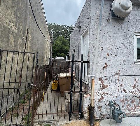 3rd image of 1100 W 2nd St