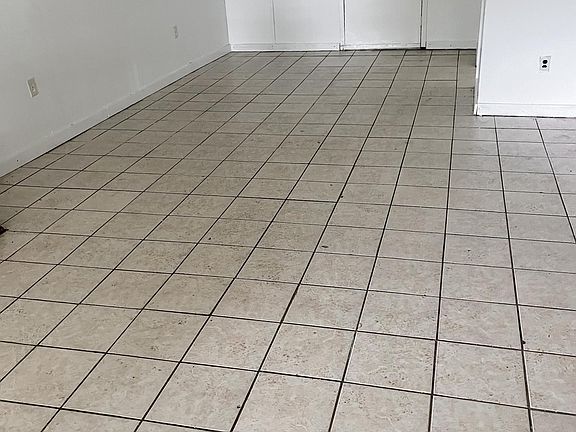 2nd image of 210 Holmes St