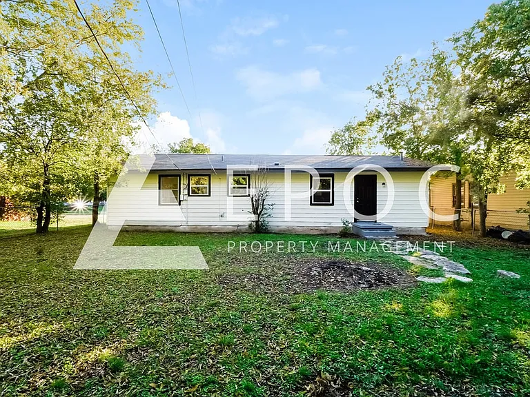 504 Meggs St — Photo 1