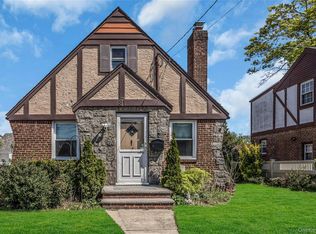 81 Midwood St, Valley Stream, NY 11580