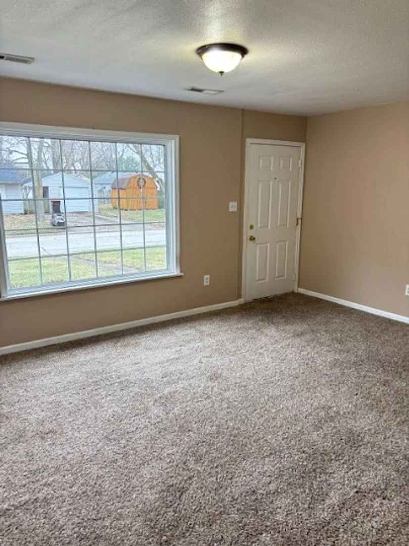 Building Photo - 705 Roselyn Dr