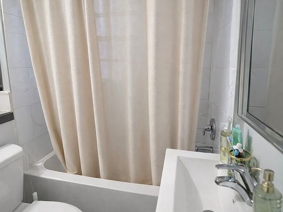 4th image of 208 Woodbine Ave #2