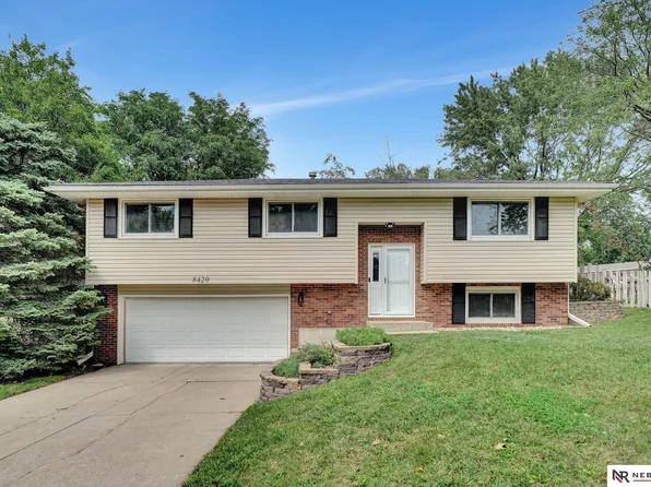 8420 Sandalwood Dr, Lincoln, NE 68520