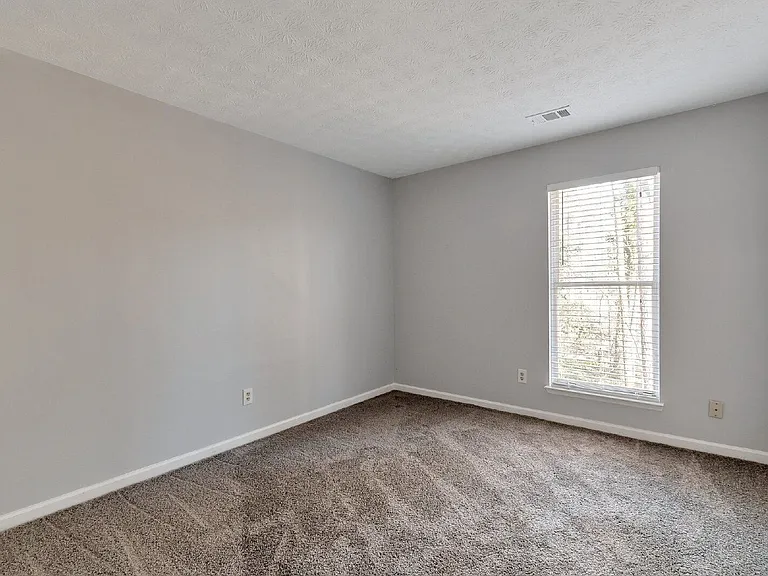 4641 Hampton Chase NE — Photo 14