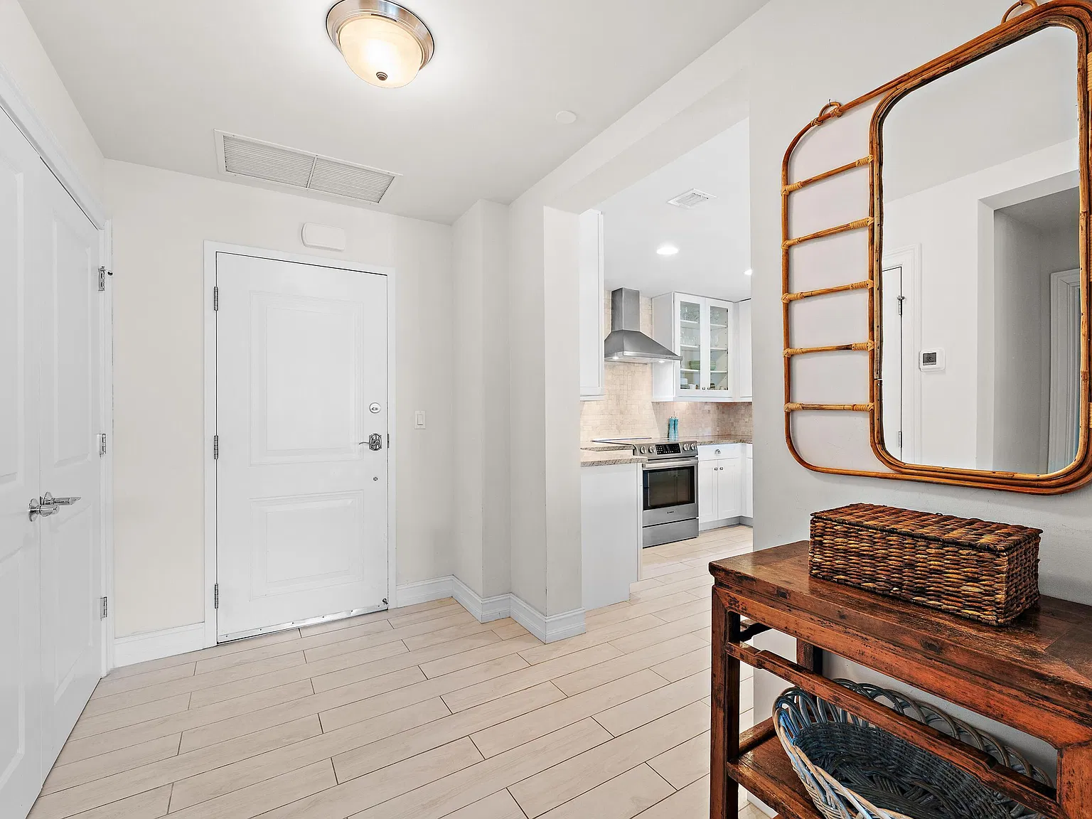 3 bed, 3.0 bath, 1792 sqft, $9,500 — Photo 2