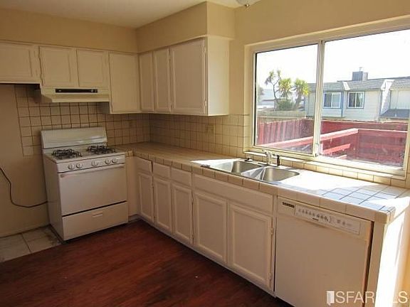 3rd image of 3918 Chatham Ct