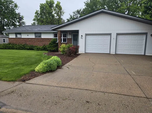 211 E 14th St, Cozad, NE 69130