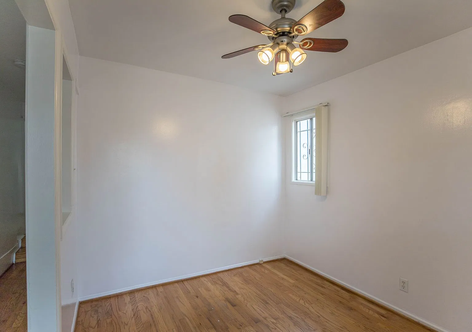 Charming Santa Monica 1+1 with Private Yard | In-Unit Laundry — Photo 4