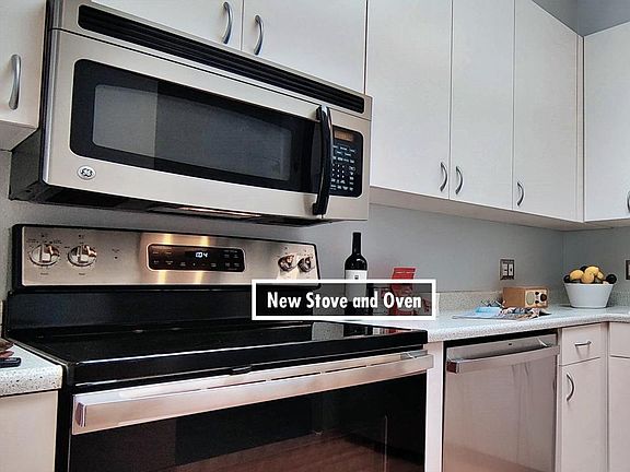 Ceramic glass surface stove and self-cleaning oven.