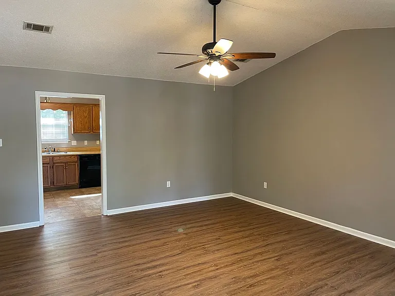 716 Rosewood Dr — Photo 2