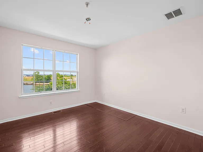 92 Lyon Ct — Photo 13