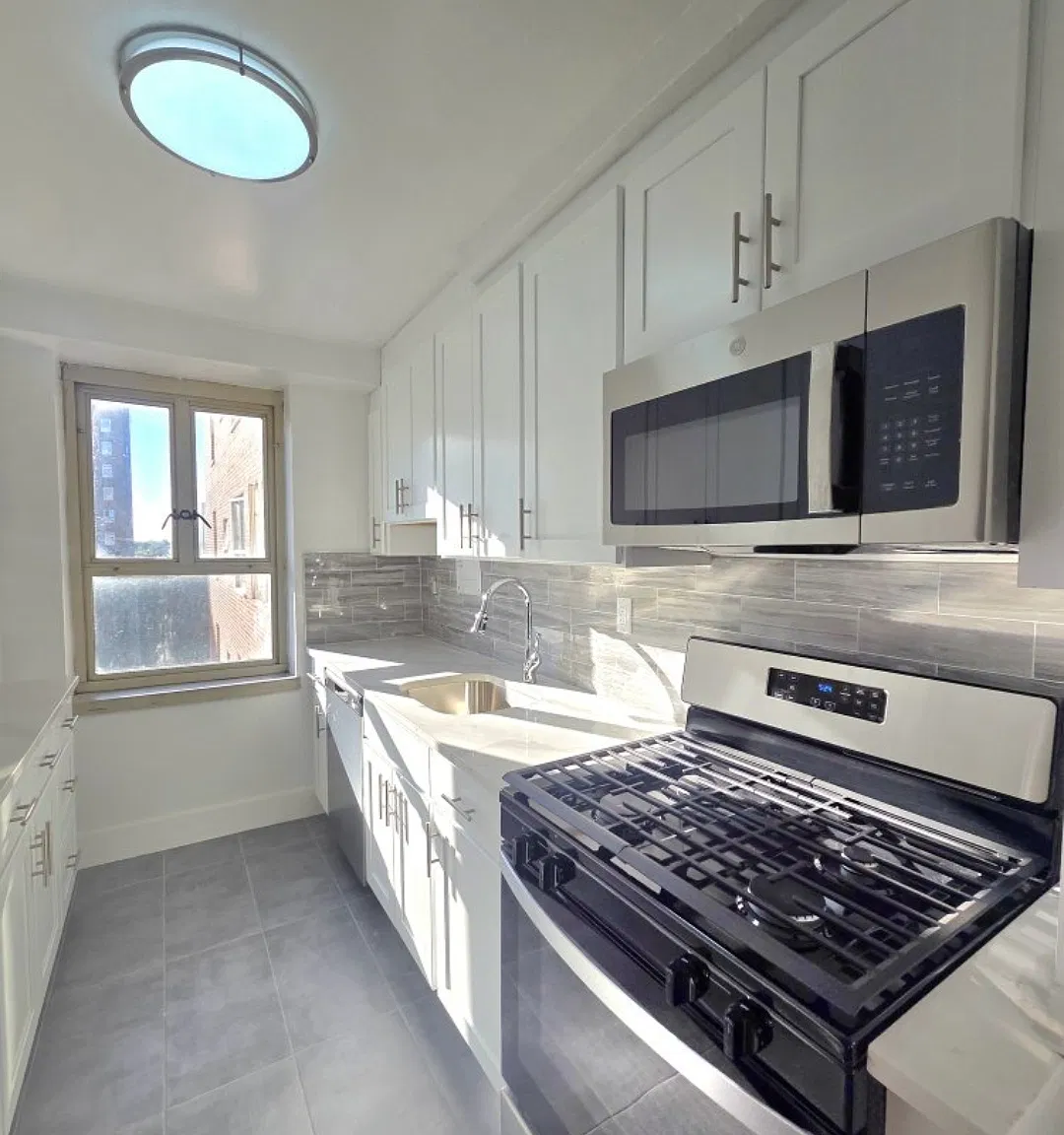 1 bed, 855 sqft, $2,372 — Photo 2