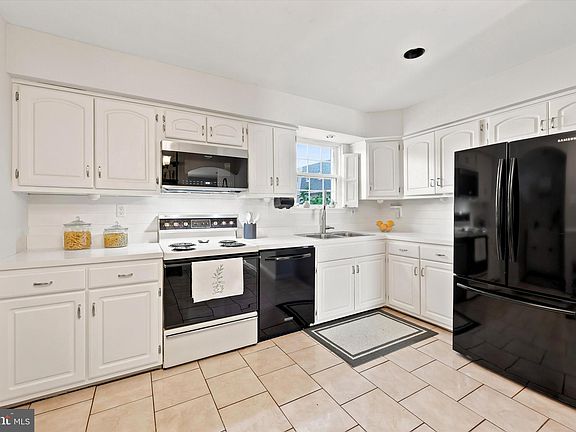 3rd image of 736 Village Ln