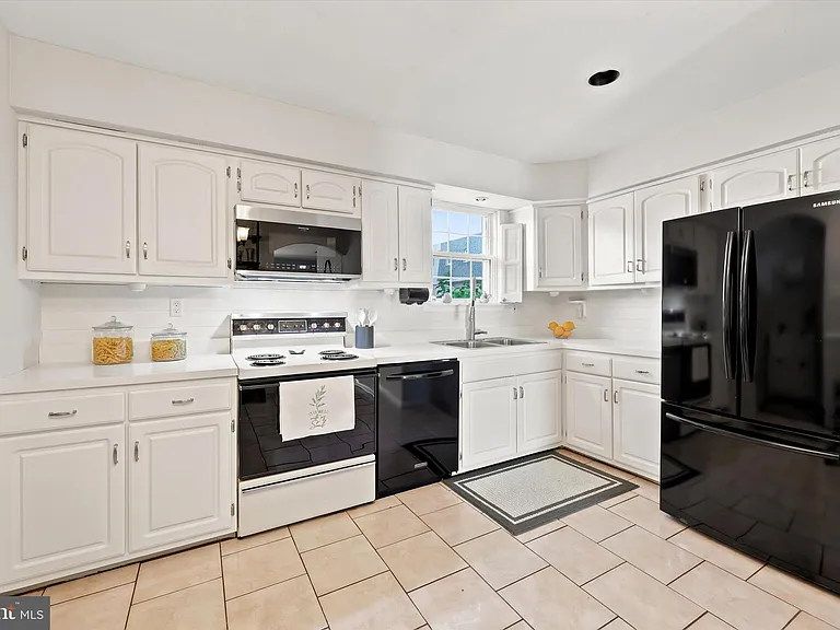 736 Village Ln — Photo 3