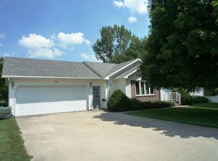 828 10th St, Kalona, IA 52247
