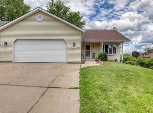 811 Kings Ridge Ct W, West Bend, WI 53090