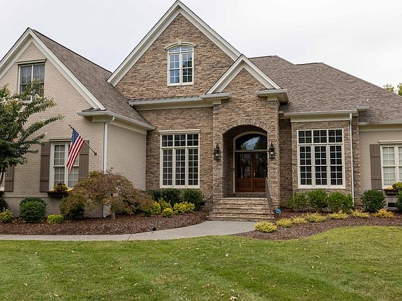 3rd image of 1731 Surrey Dr