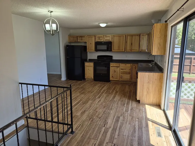 1229 Hawthorne Ln — Photo 3
