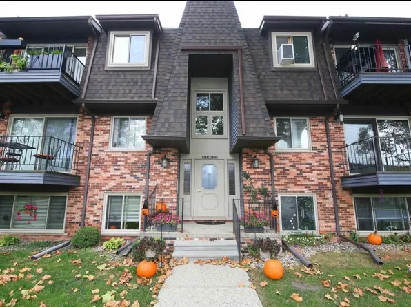 322 Riviera Dr, Saint Clair Shores, MI 48080