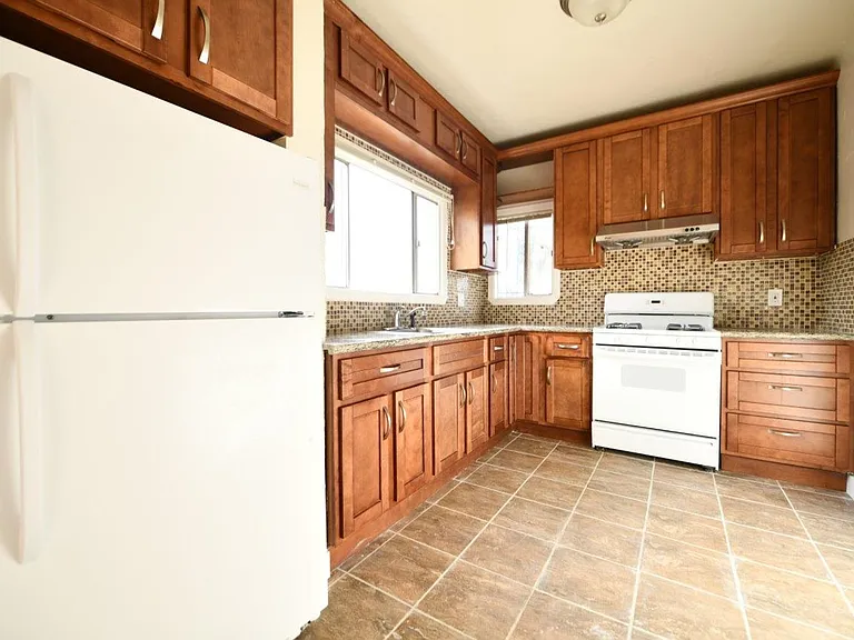 479 Merritt Ave — Photo 7