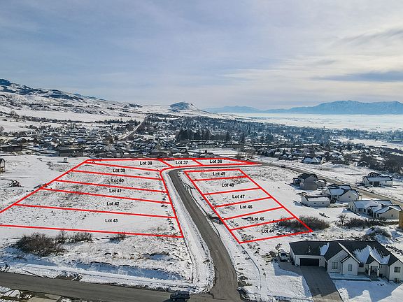 4th image of 681 N Cherry Ridge Ln