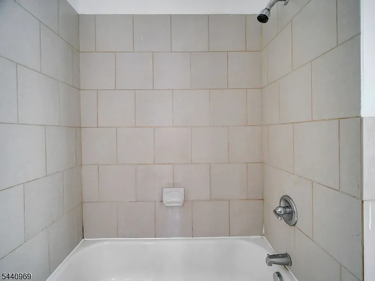143 Huntington Ter #2R — Photo 13