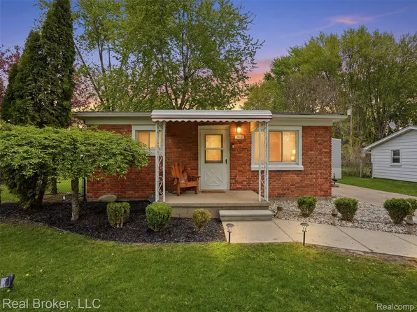 918 Columbia St, Algonac, MI 48001
