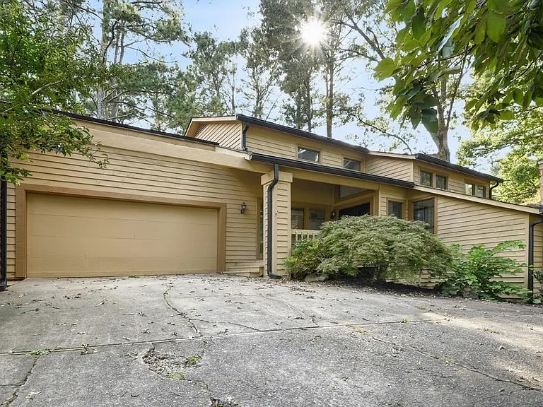 1000 Muirfield Dr — Photo 2