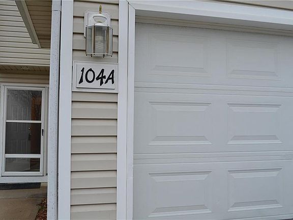 2nd image of 104 NE Sunshine St APT A