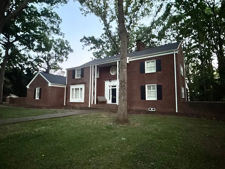 906 Crescent Cir — Photo 3
