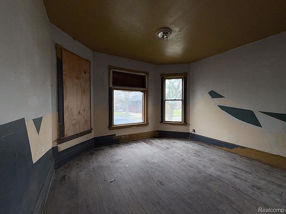 5th image of 2546 W Forest Ave