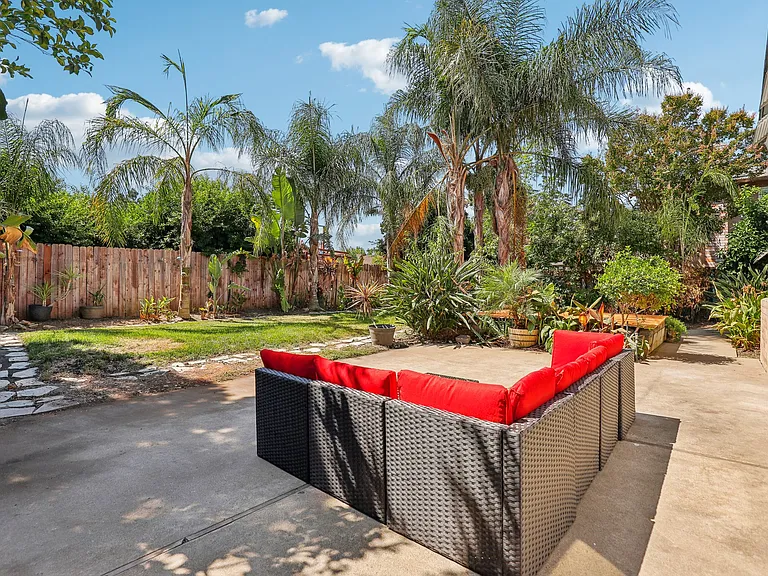 8560 Fern Crest Way — Photo 16