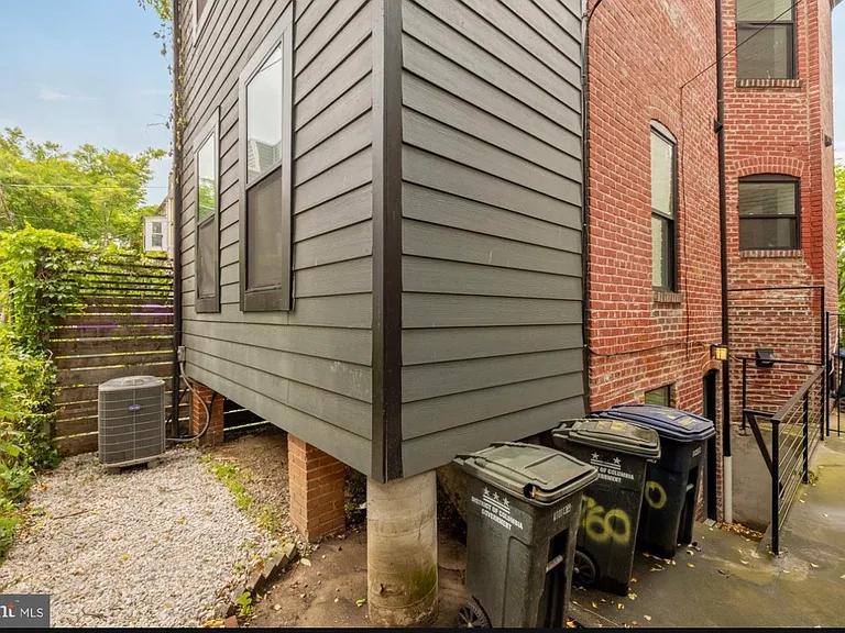 760 Gresham Pl NW — Photo 4