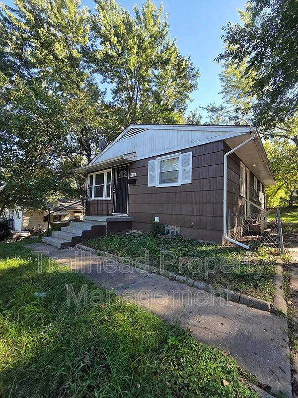 3 bed, 1.0 bath, 950 sqft, $1,350 — Photo 1